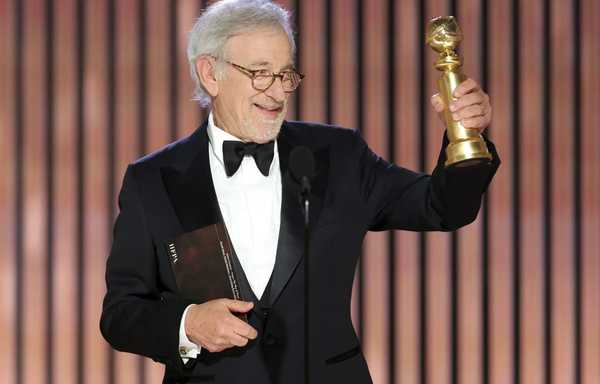 Steven Spielberg recebendo o prêmio de Melhor Diretor no 80º Globo de Ouro em 2023