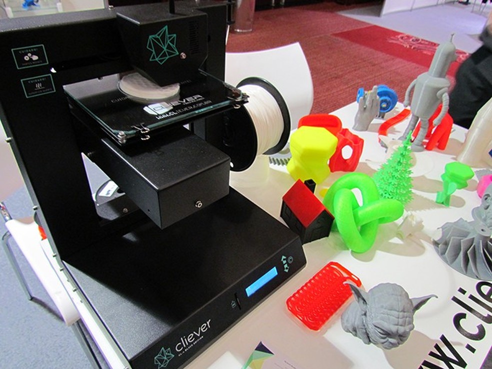 Máquina trabalha com plástico colorido, mas só imprime uma cor por objeto (Foto: Paulo Alves/TechTudo) — Foto: TechTudo