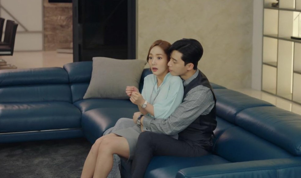 Em O que Há de Errado com a Secretária Kim?, o CEO da empresa se vê apaixonado pela funcionária  — Foto: Divulgação/IMDb