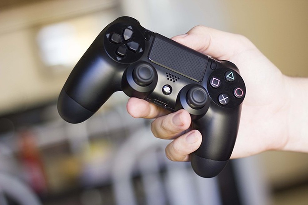 Ps4 com Jogo e Dois Controles  Console de Videogame Playstation