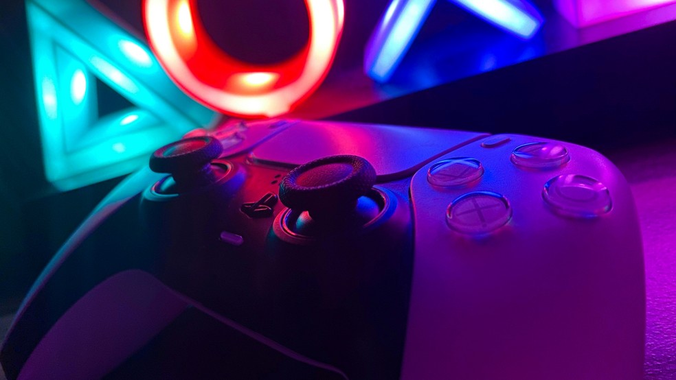 Controle DualSense PS5: veja outros acessórios do console da Sony disponíveis no Brasil — Foto: Reprodução/Freepik (Cash Macanaya)