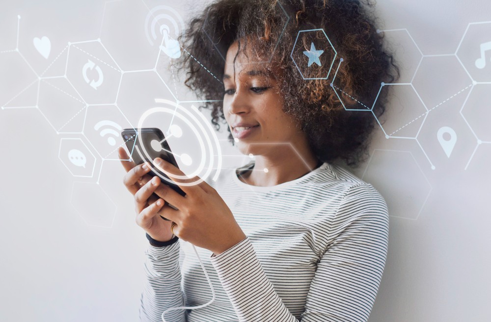 Brasileiros passam mais de dois terços da vida na Internet, diz estudo