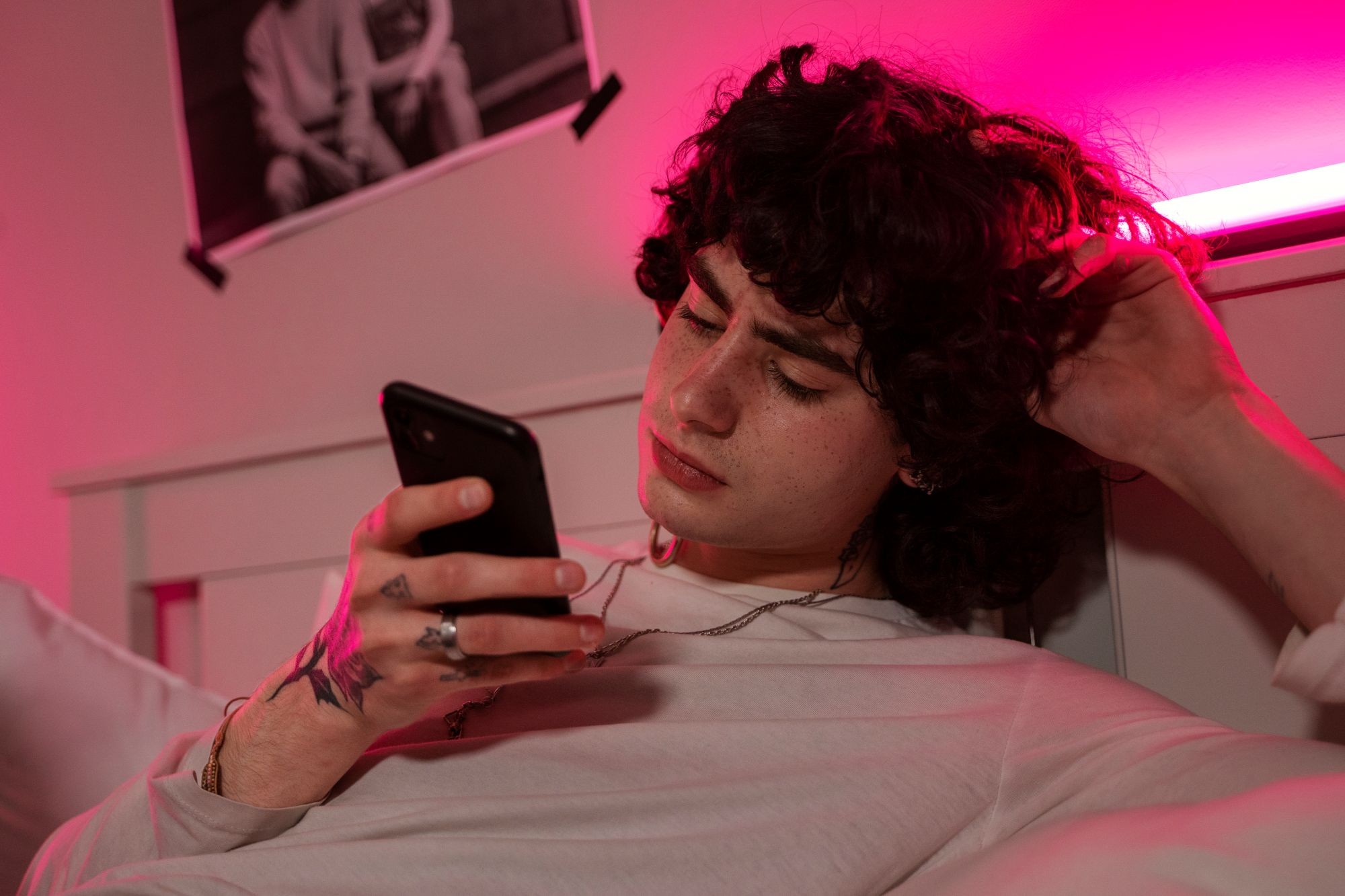 O que é doomscrolling? Saiba como a Geração Z está vencendo esse hábito