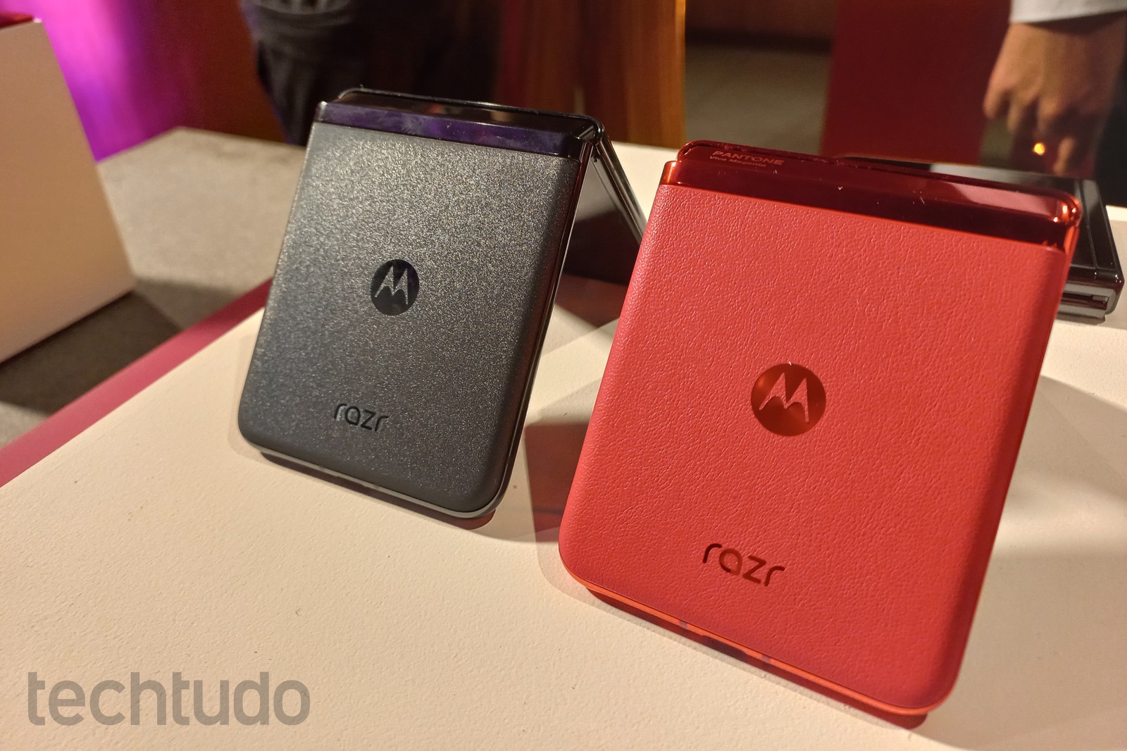 Motorola Razr 40 Ultra nas cores preta e viva magenta — Foto: Ana Letícia Loubak/TechTudo