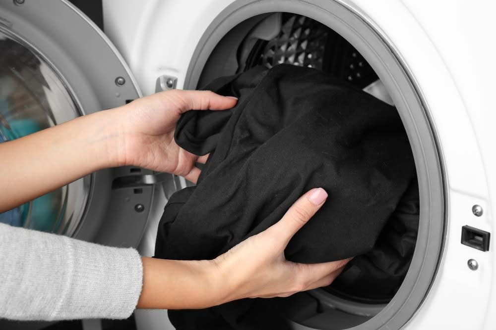 Como não desbotar roupas pretas na máquina de lavar? Veja 5 dicas infalíveis