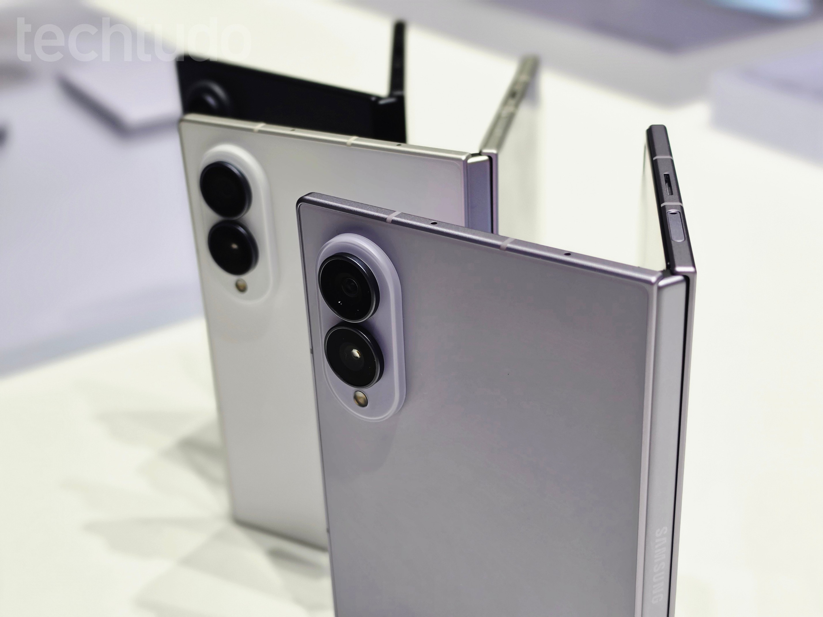 Galaxy Z Fold 8 estreia com novo formato e tela 'de tablet' quase sem vinco