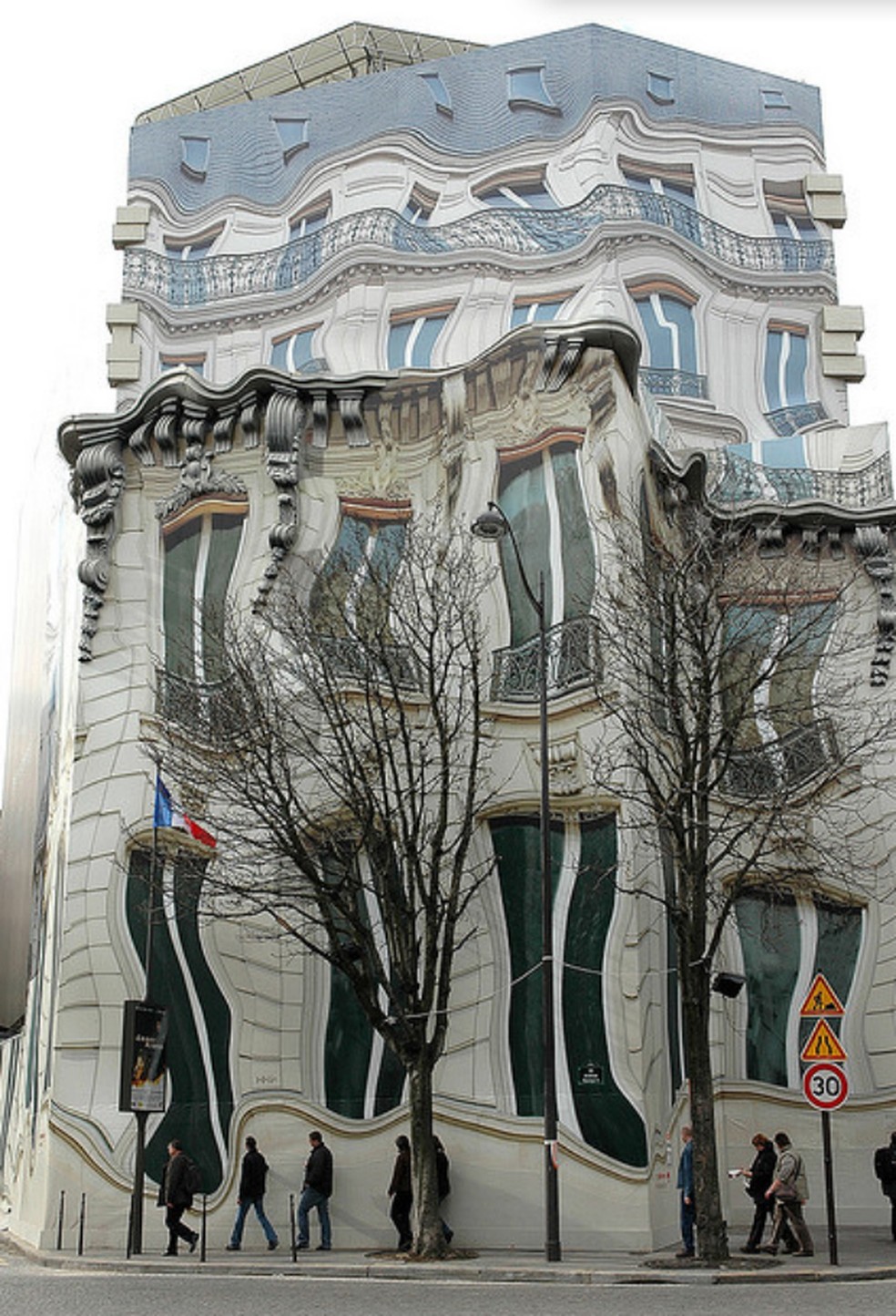 Palácio francês parece distorcido mas na verdade é o tapume colado a frente da obra (Foto Poussnik) — Foto: TechTudo