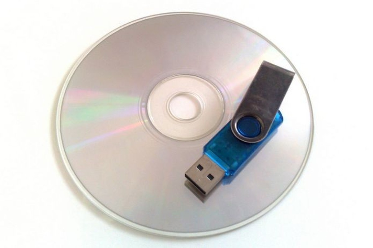 Накопители носители информации. СД-двд накопители. СД двд носитель информации. CD диск с памятью 10гб. Юсб флешка с СД диска.
