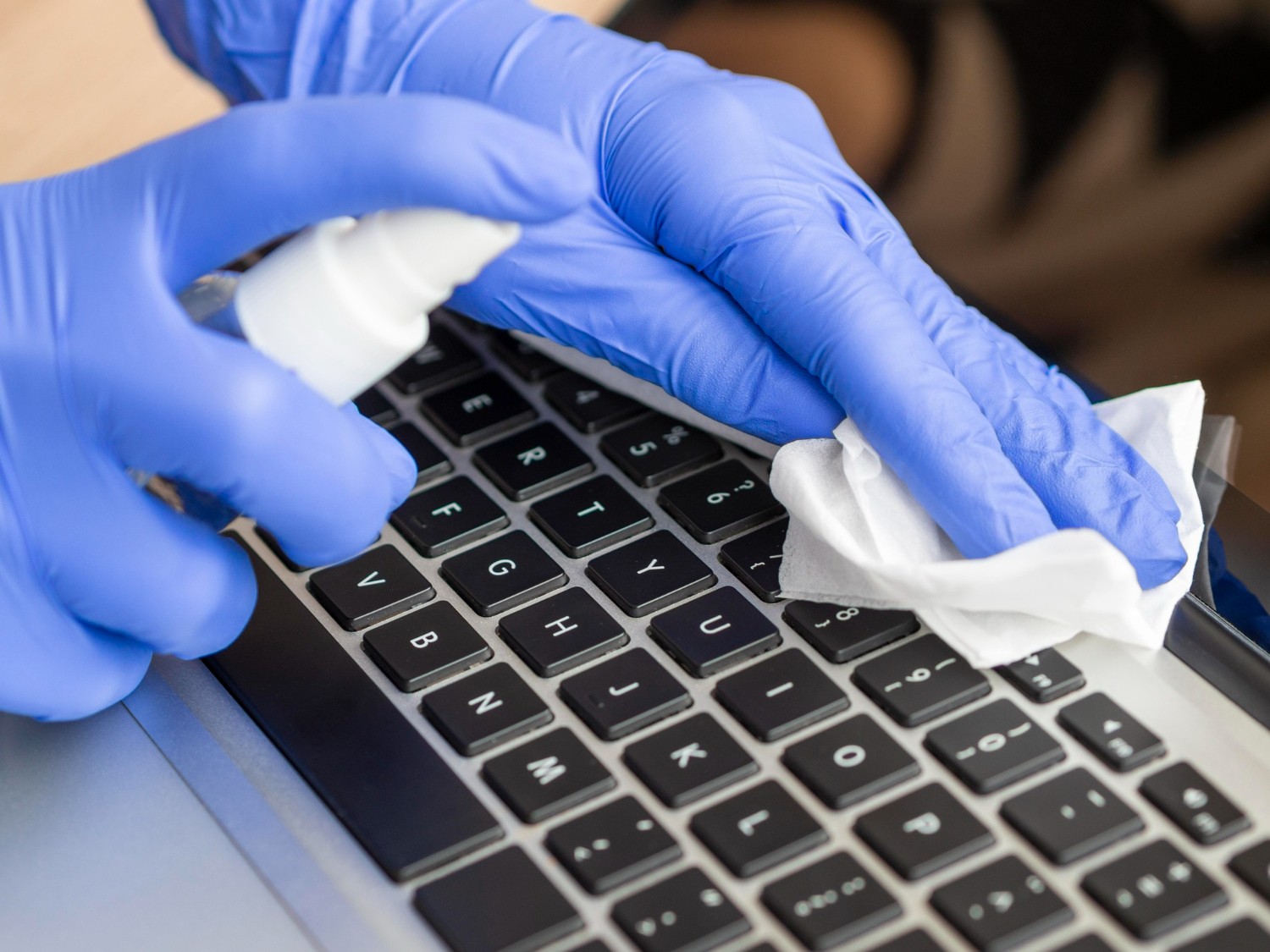 Como limpar teclado: saiba fazer no notebook e PC para deixar brilhando