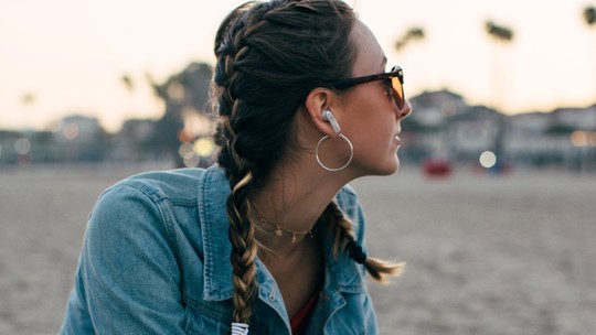 Fone de ouvido Bluetooth branco: veja 6 modelos estilosos sem fios