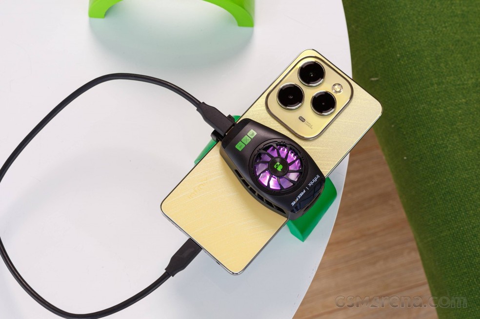 Cooler para resfriamento conectado à porta USB-C do Hot 40 Pro Free Fire — Foto: Reprodução/GSM Arena