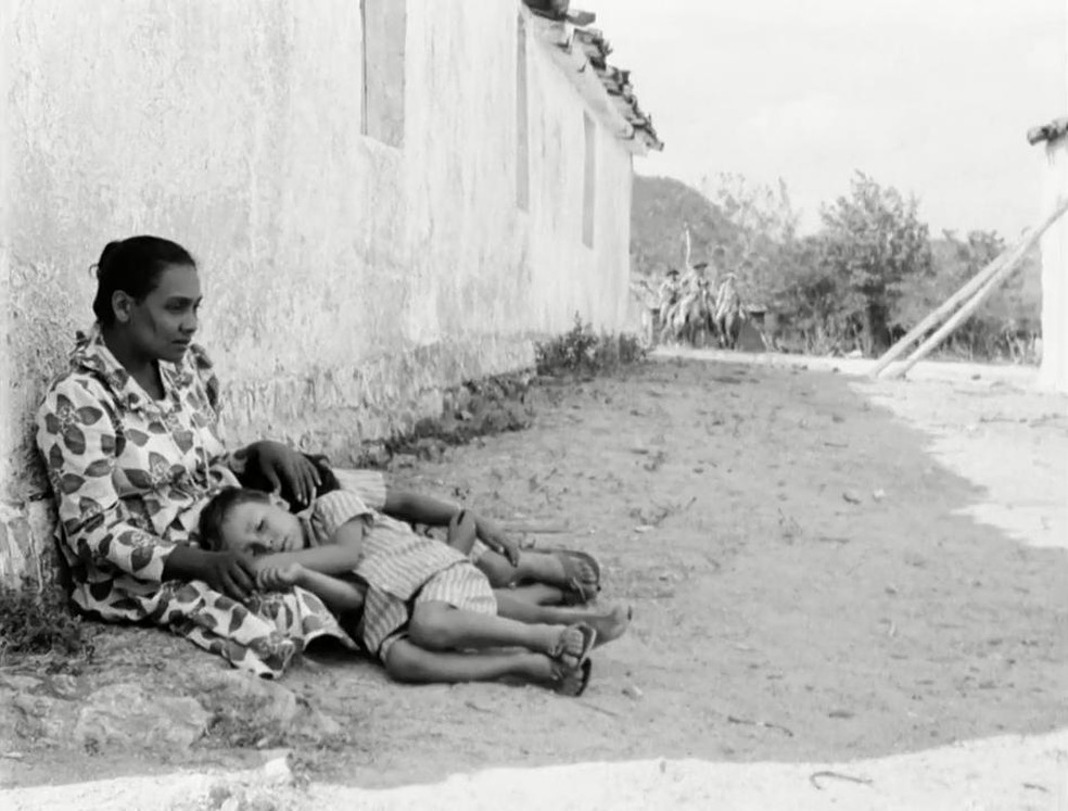 Vidas Secas é baseado em obra de Graciliano Ramos e mostra o sofrimento de famílias do sertão — Foto: Reprodução/IMDb