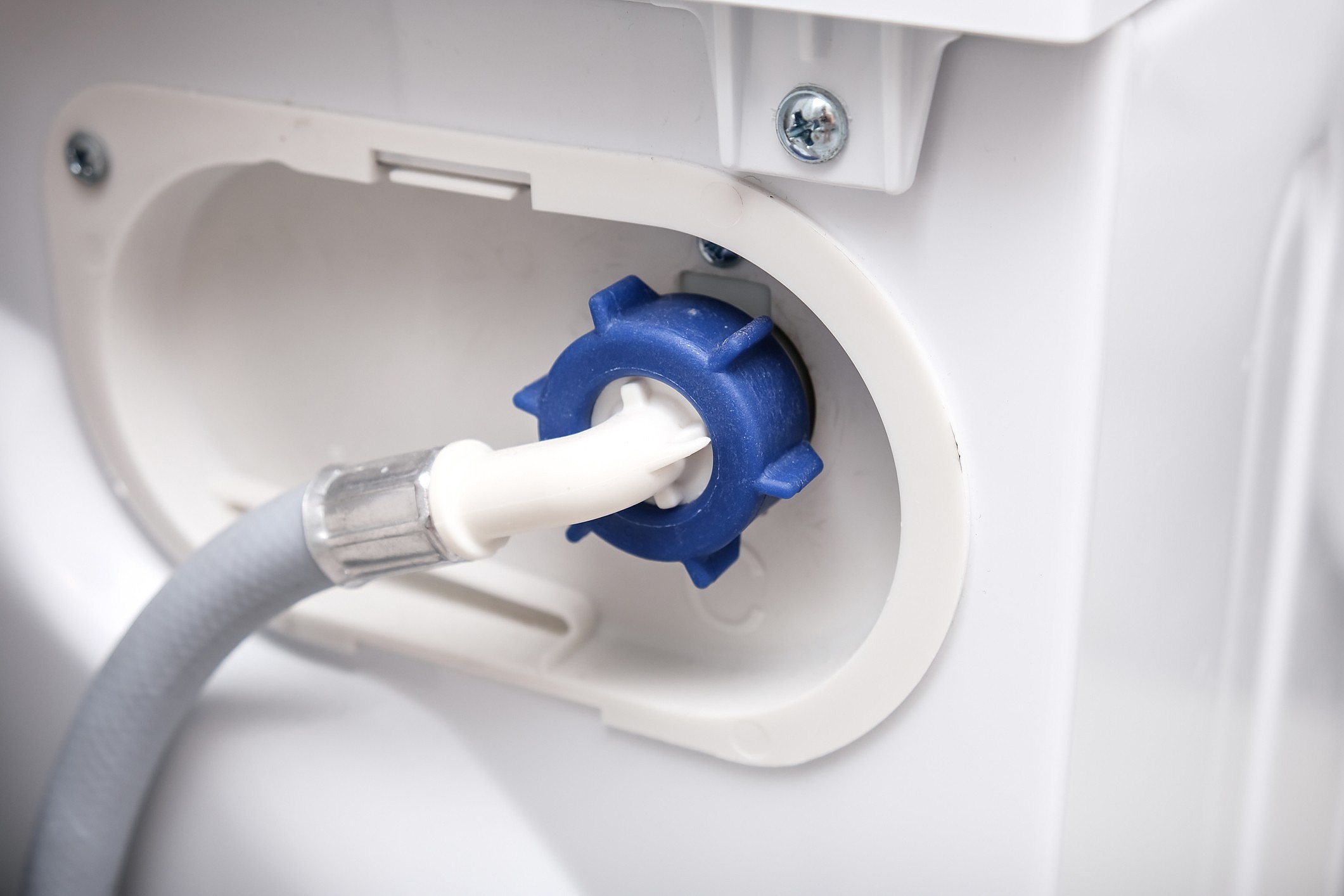 Como trocar a mangueira da máquina de lavar? Aprenda a evitar vazamentos