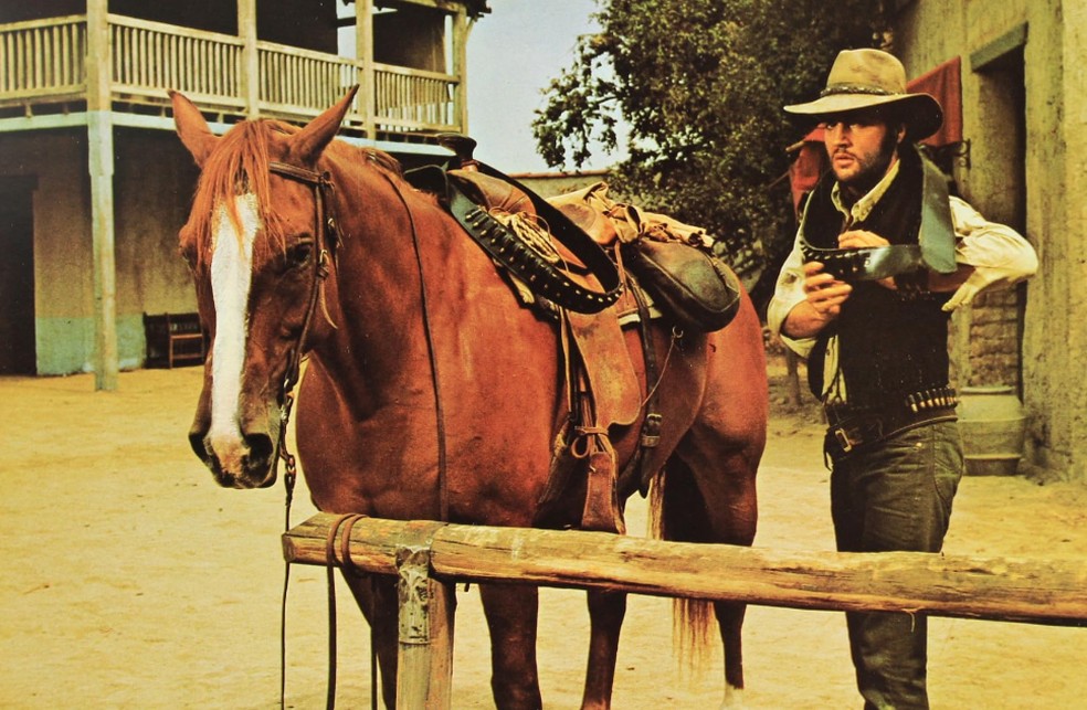 Charro! (1969) é protagonizado por  Elvis Presley (Garotas e Mais Garotas) — Foto: Divulgação/IMDb