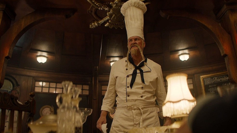 Antes de se tornar chef de cozinha, Zeff foi um pirata temido e durão. Seu apelido entre os demais é "Perna Vermelha", devido à sua habilidade de lutar com as pernas — Foto: Divulgação/Netflix