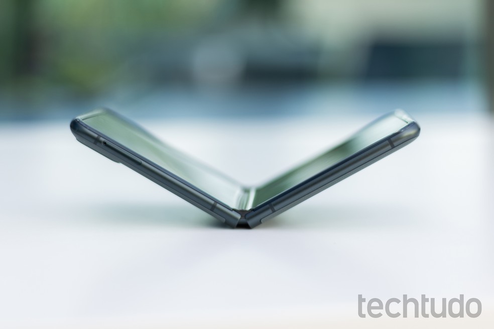 Motorola Razr é boa opção para quem quer dobrável e está disposto a investir um pouco mais em um celular Android — Foto: Mariana Saguias/TechTudo