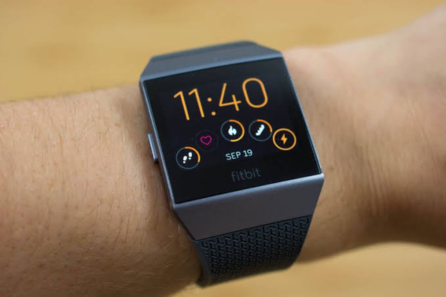 Smartwatches da Fitbit s o perigo sa de reclamam clientes entenda