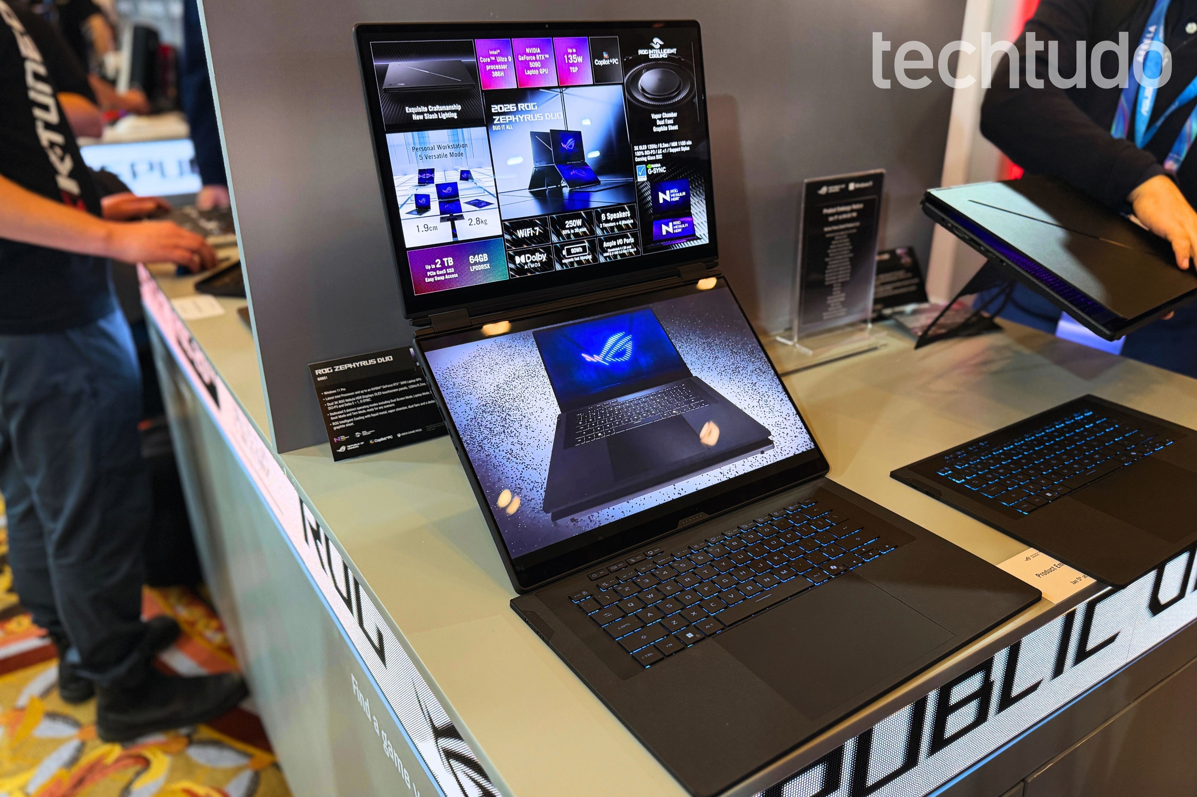 ASUS ROG exibe notebook gamer com duas telas e colab com Kojima; veja