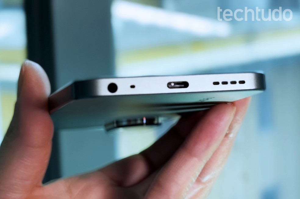 O celular Realme C67 tem entradas para o carregador USB-C e P2 para fone de ouvido — Foto: Letícia Rosa/TechTudo