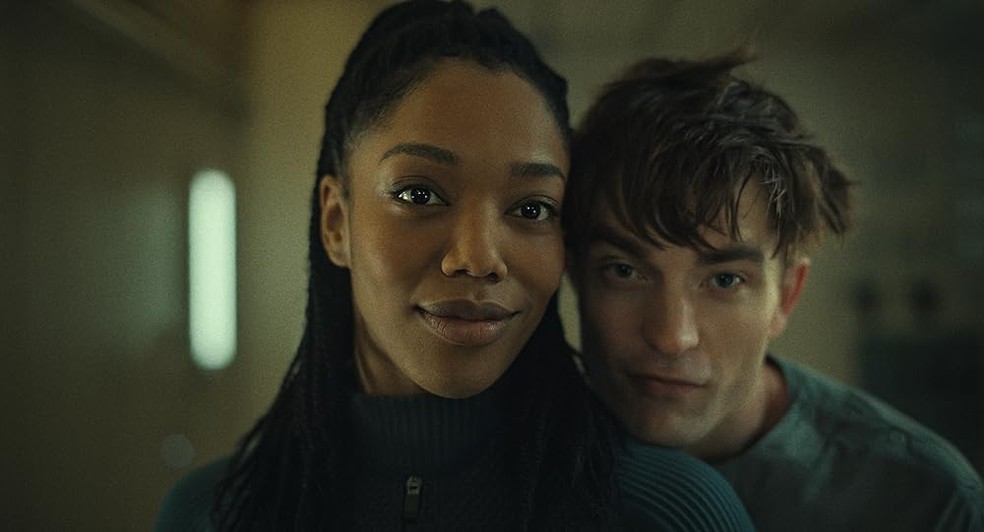 Naomi Ackie e Robert Pattinson em cena de Mickey 17 — Foto: Reprodução/IMDb