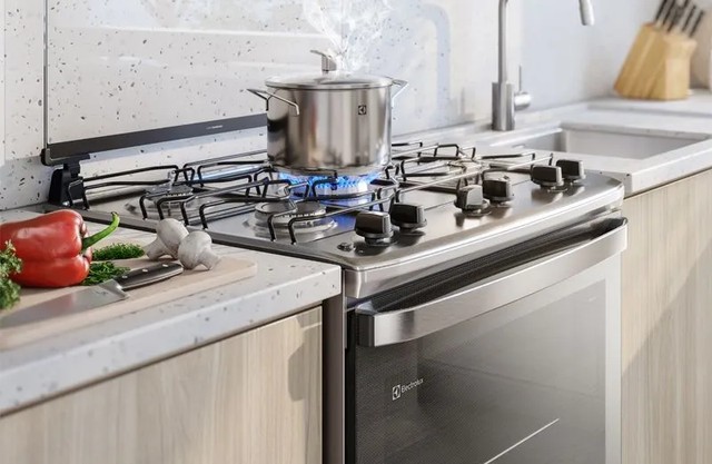 Fogão com mesa de vidro ou inox: qual o melhor? Veja as diferenças