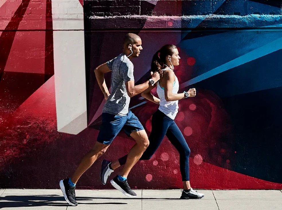 Pessoas correndo com o Garmin Forerunner 245 — Foto: Divulgação/Garmin