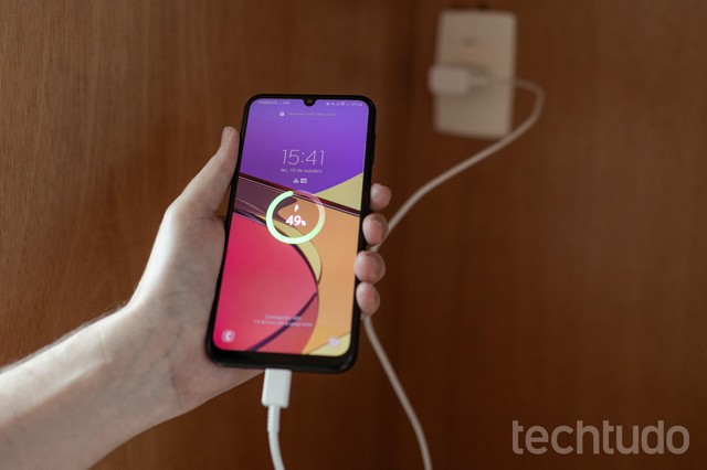 O que fazer se o celular Samsung não quer carregar? Veja dicas práticas