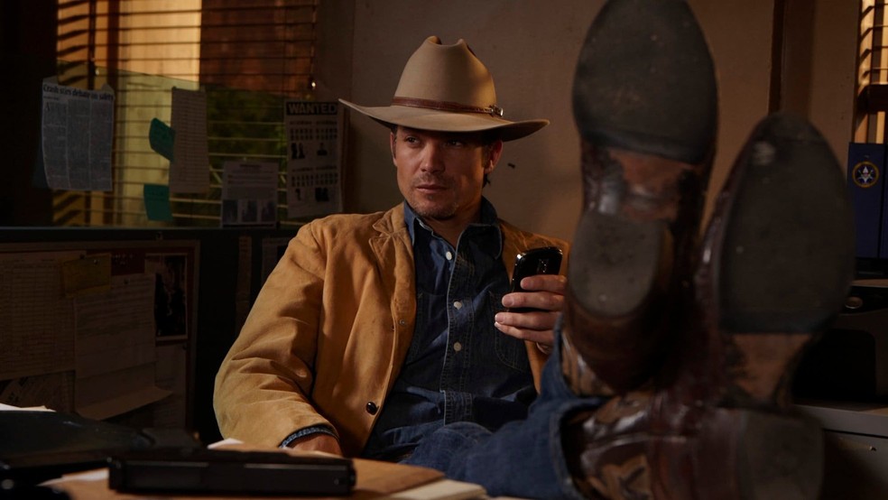 O delegado Raylan Givens (Timothy Olyphant) é um homem que gosta de resolver os problemas à moda antiga — Foto: Reprodução/The Movie Database