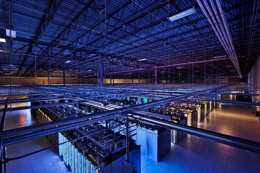 Imagem do interior de um dos centros de dados do Google (Foto: Divulgação/Google) — Foto: TechTudo