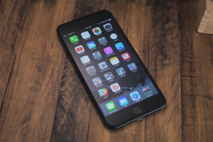 O iOS 10, sistema do iPhone 7, teve tela de bloqueio redesenhada e foi considerada a maior atualização de todas. — Foto: Foto: Reprodução/MacRumors