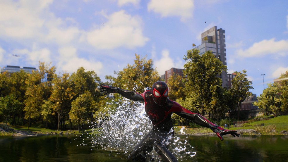 Os Spider Men também podem deslizar pelas águas  — Foto: Reprodução/Luiza M. Martins