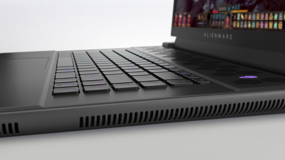 Alienware m16 tem teclado retroiluminado e saídas de ar quente por quase todo o corpo — Foto: Divulgação/Dell