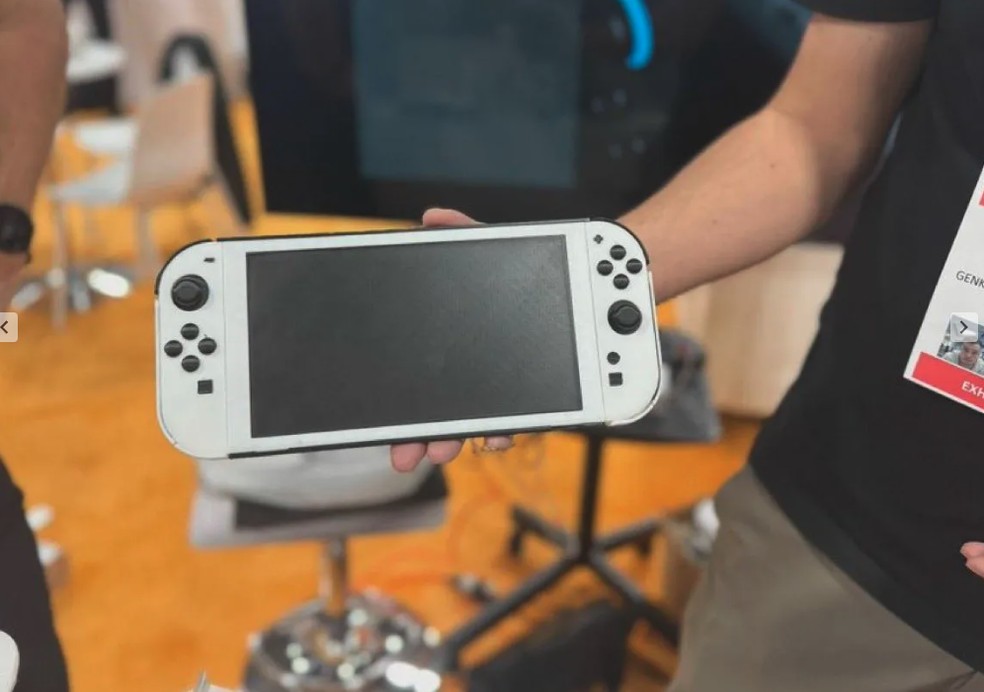 Réplica do Nintendo Switch 2 no estande da Genki — Foto: Reprodução/My Nintendo News
