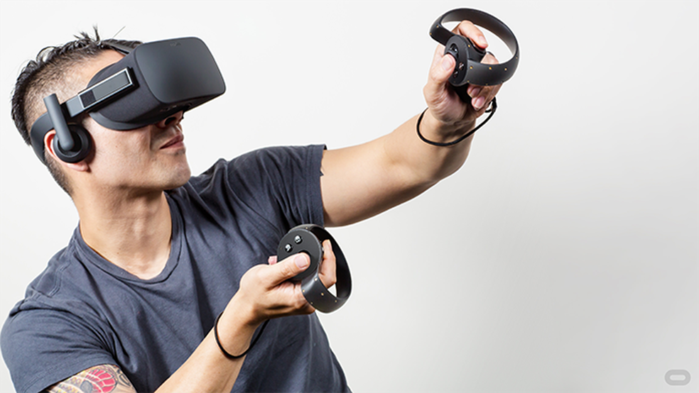 Rapaz com óculos de realidade virtual com arma a jogar no jogo de