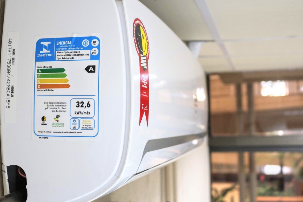 A etiqueta do Inmetro auxilia o consumidor a escolher os aparelhos que gastam menos energia  — Foto: Divulgação