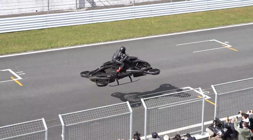 Moto voadora é exibida em circuito de corrida japonês; veja imagens