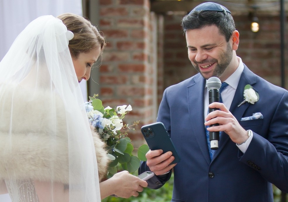 Noivos trocam alianças em NFT durante casamento — Foto: Reprodução/Twitter