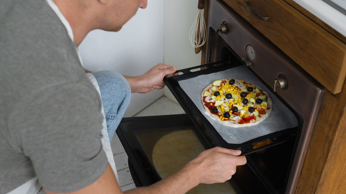 O que colocar no forno para não sujar? Veja 7 acessórios muito úteis