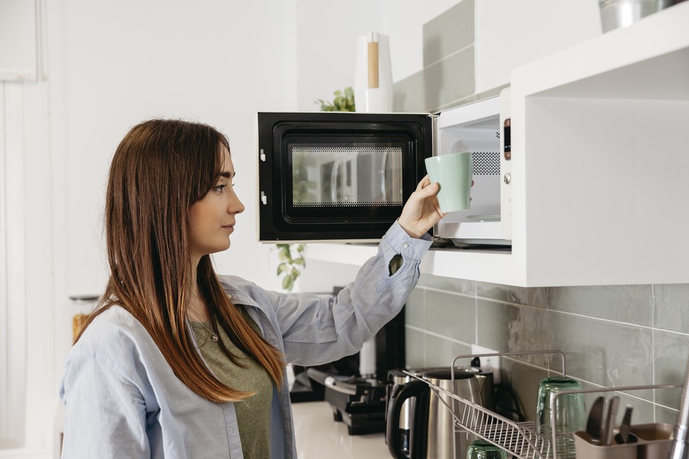 Micro-ondas gasta em média 5 watts em standby — Foto: Reprodução/Freepik