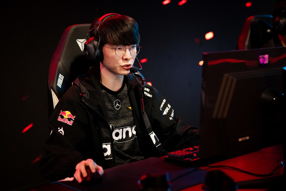 Tricampeão mundial, Faker segue vivo com a T1 para conquistar seu quarto título, que também será o quarto título de sua equipe — Foto: Divulgação/Colin Young-Wolff/Riot Games