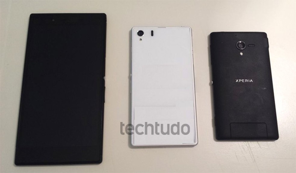 Sony Xperia i1, no centro, ao lado do Xperia Z Ultra, à esquerda, e do Xperia ZQ, à direita. (Foto: TechTudo) — Foto: TechTudo
