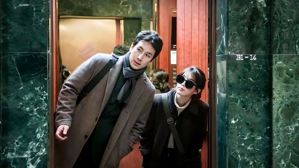 Em My Mister, o público acompanha a jornada de afeto entre dois protagonistas totalmente diferentes — Foto: Divulgação/Rakuten Viki