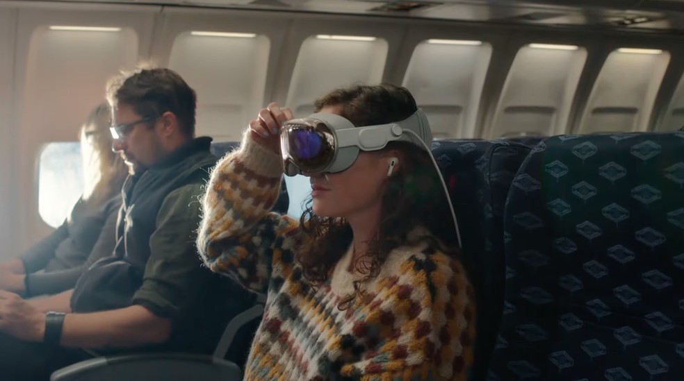 Headset de realidade mista da Apple mistura Realidade Aumentada e Realidade Virtual; as vendas em lojas físicas se iniciam no dia 2 de fevereiro, exclusivamente nos Estados Unidos — Foto: Reprodução/Apple