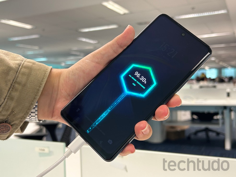 Infinix Note 30 5G tem bateria de 5.000 mAh e carregamento ultrarrápido de 45 W — Foto: Letícia Rosa/TechTudo