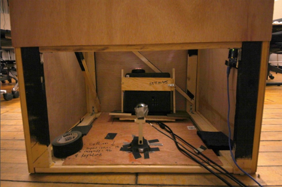 O experimento funciona com um laptop conectado a um projetor de curto alcance no fundo de um tanque de água e uma webcam HD (Foto: Divulgação/ Manuela Donoso) — Foto: TechTudo