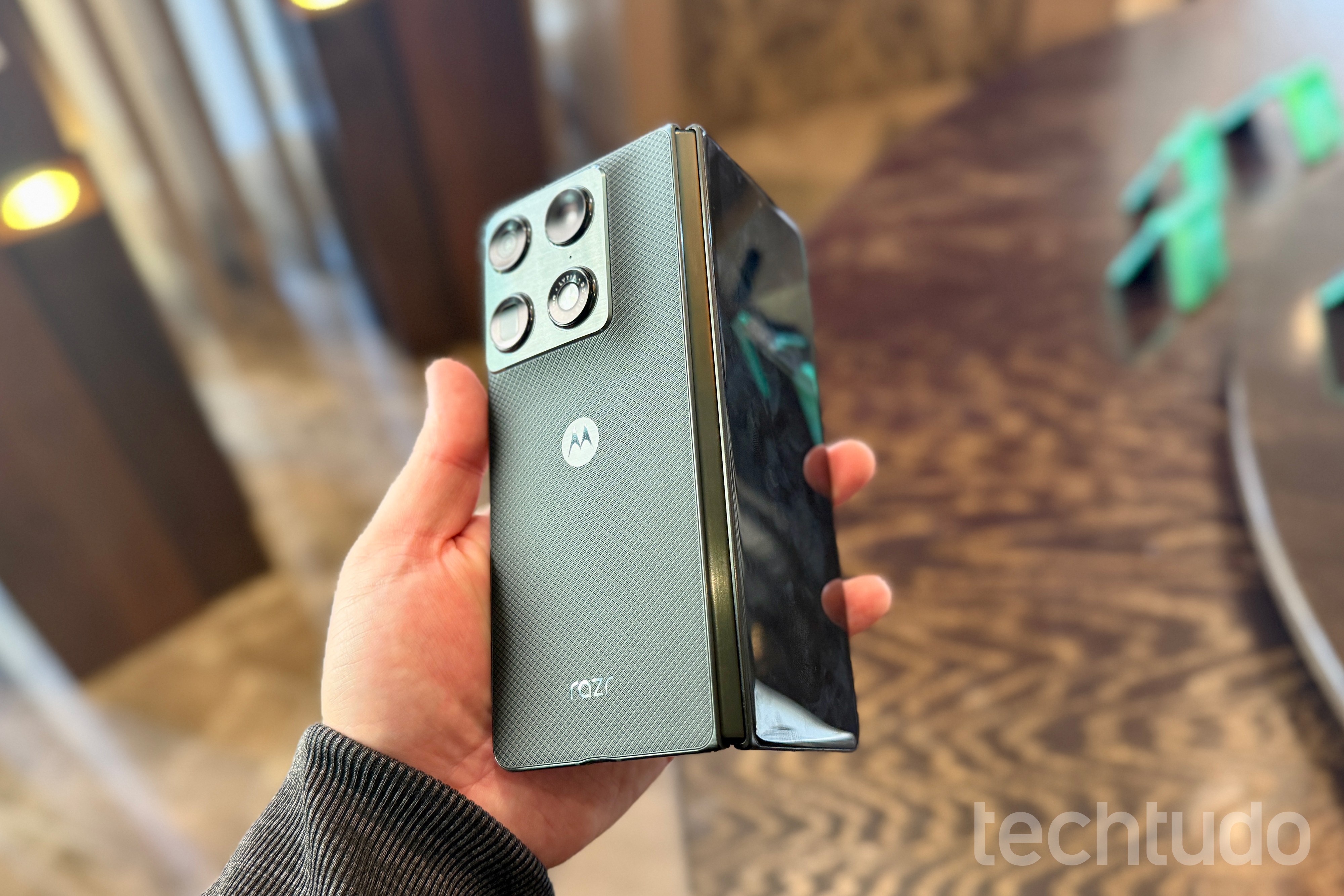 Motorola apresenta dobrável Razr Fold na CES 2026; vimos de perto