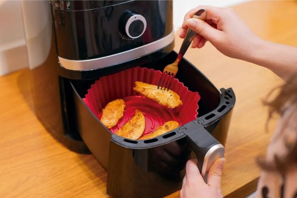 As formas de silicone são práticas para evitar sujar dentro da Air Fryer — Foto: Divulgação/ Loja Mor