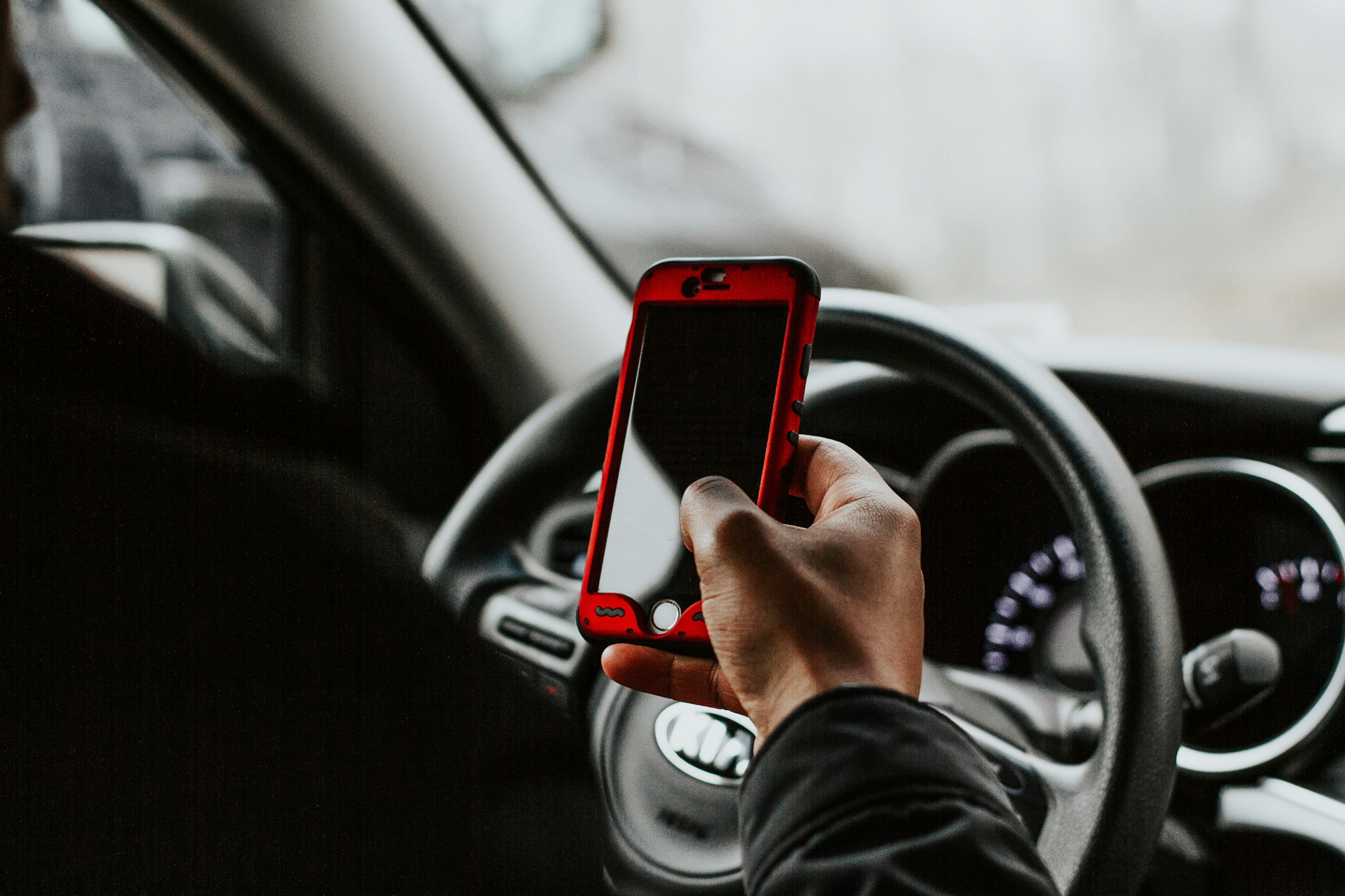 Pode mexer no celular parado no trânsito? Entenda o que diz a lei