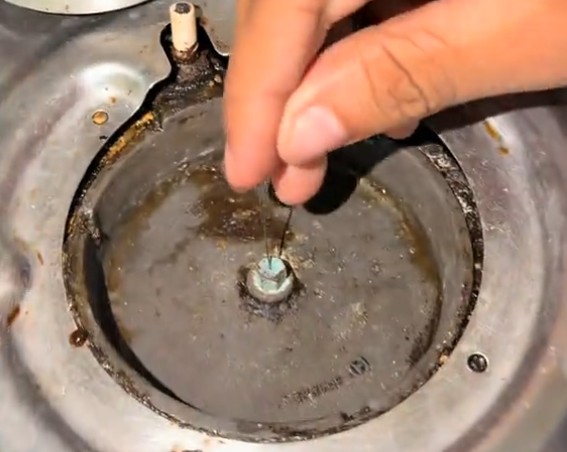 Viral alerta contra uso de agulha para limpar boca de fogão; veja vídeo