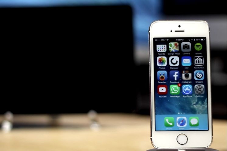 Interface do iOS 8 no iPhone 6 Plus. Nesta versão de 2014, os usuários tiveram o primeiro contato com o iCloud, sistema de armazenamento em nuvem. — Foto: Foto: Reprodução/MacRumors